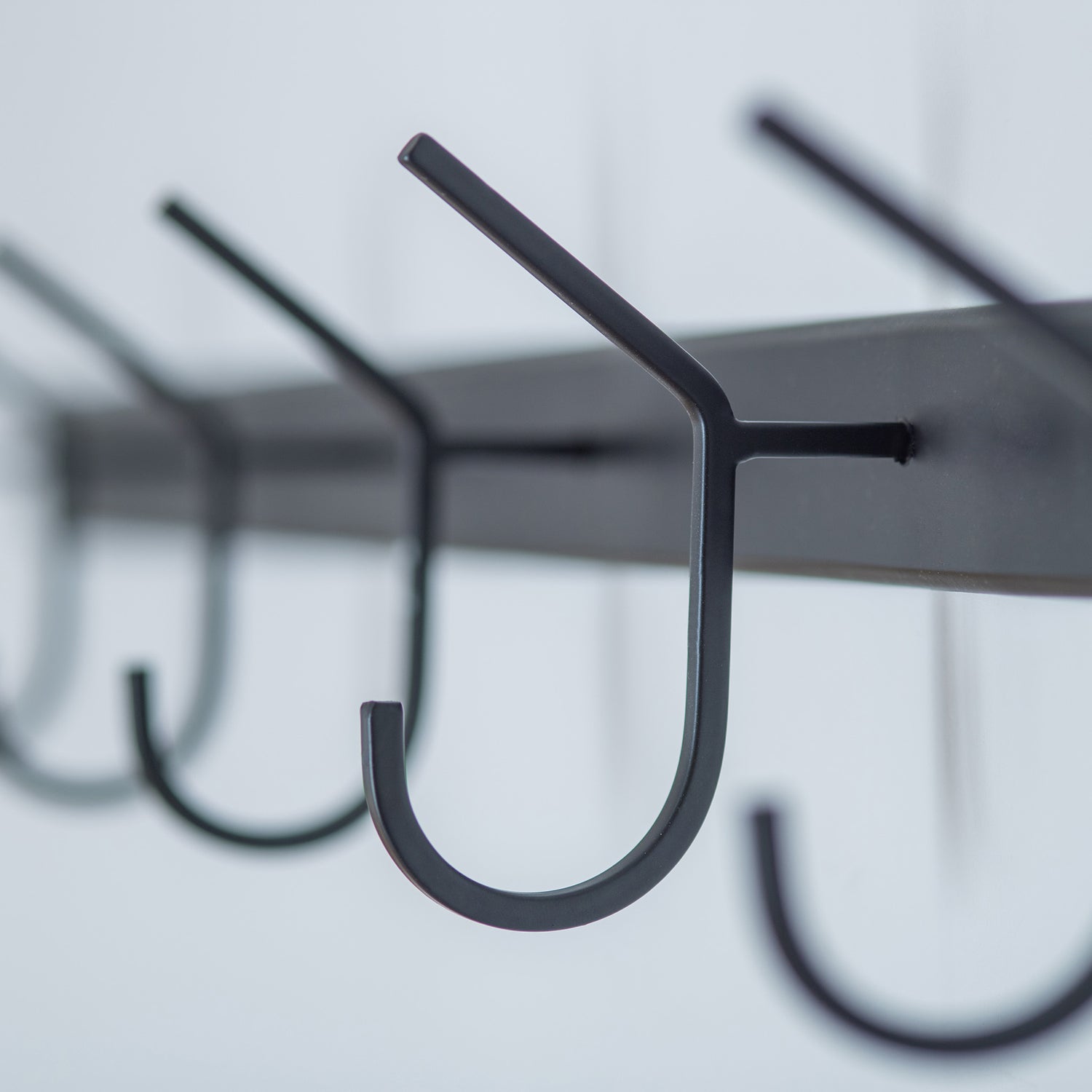 63885 フックL ブラック