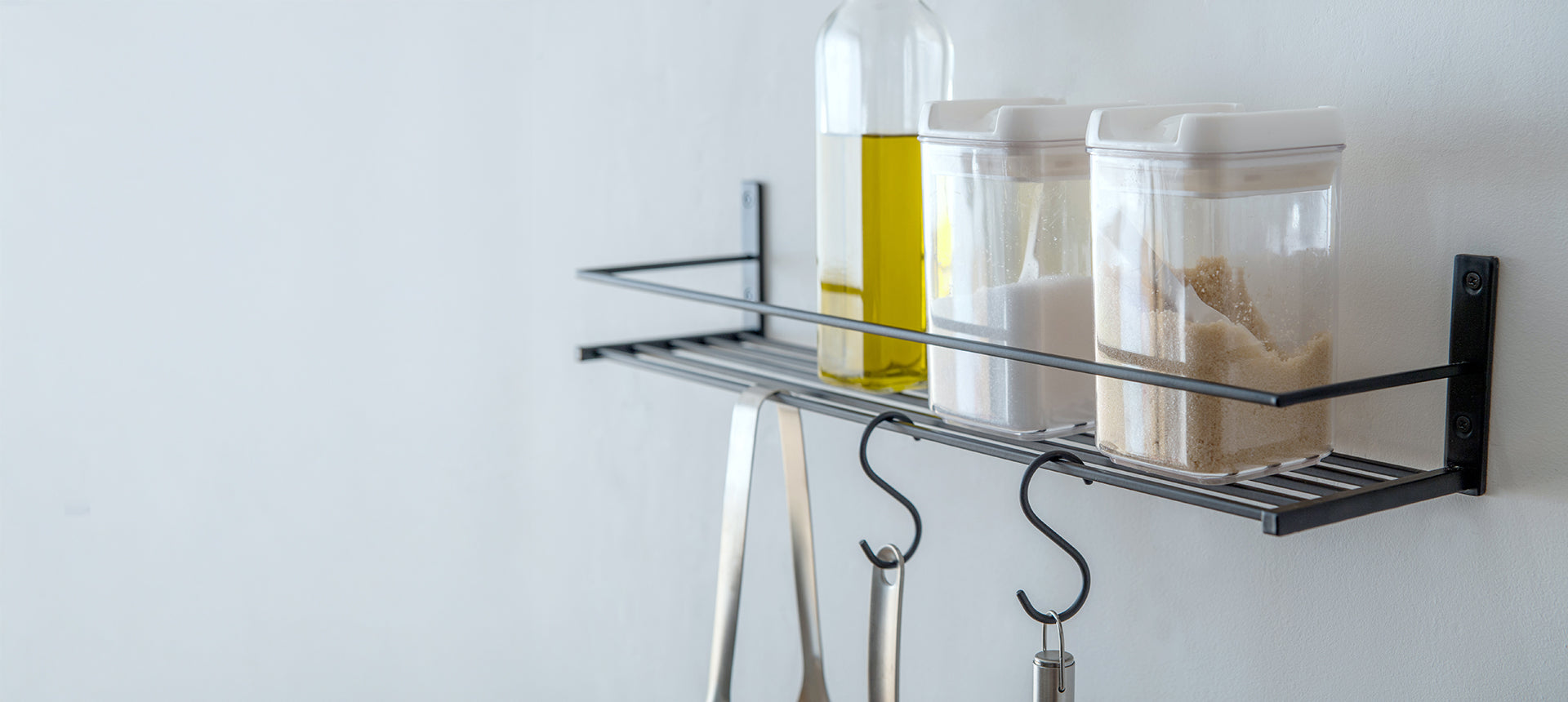 浮かす、吊るす、整う。床に物を置かない新習慣。