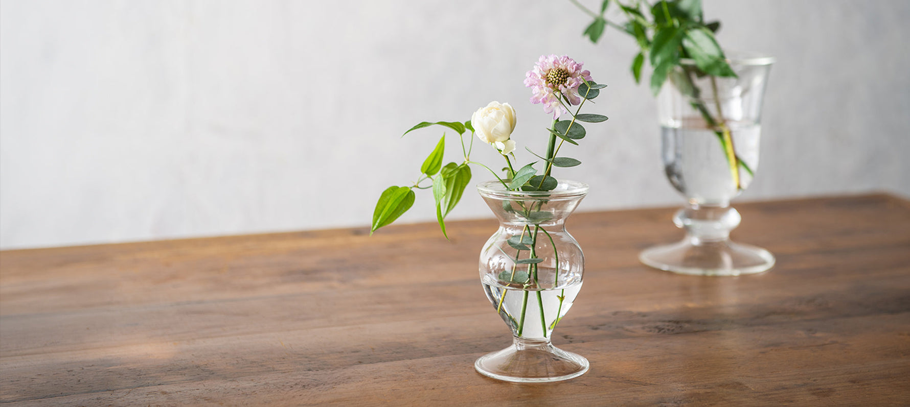 日常を彩る、春のひかりを纏うフラワーベース