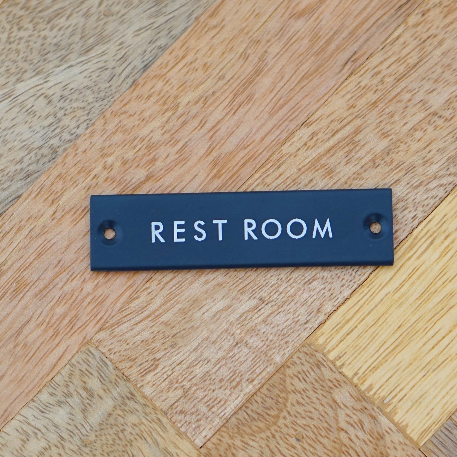 63954 サインプレート REST ROOM ブラック