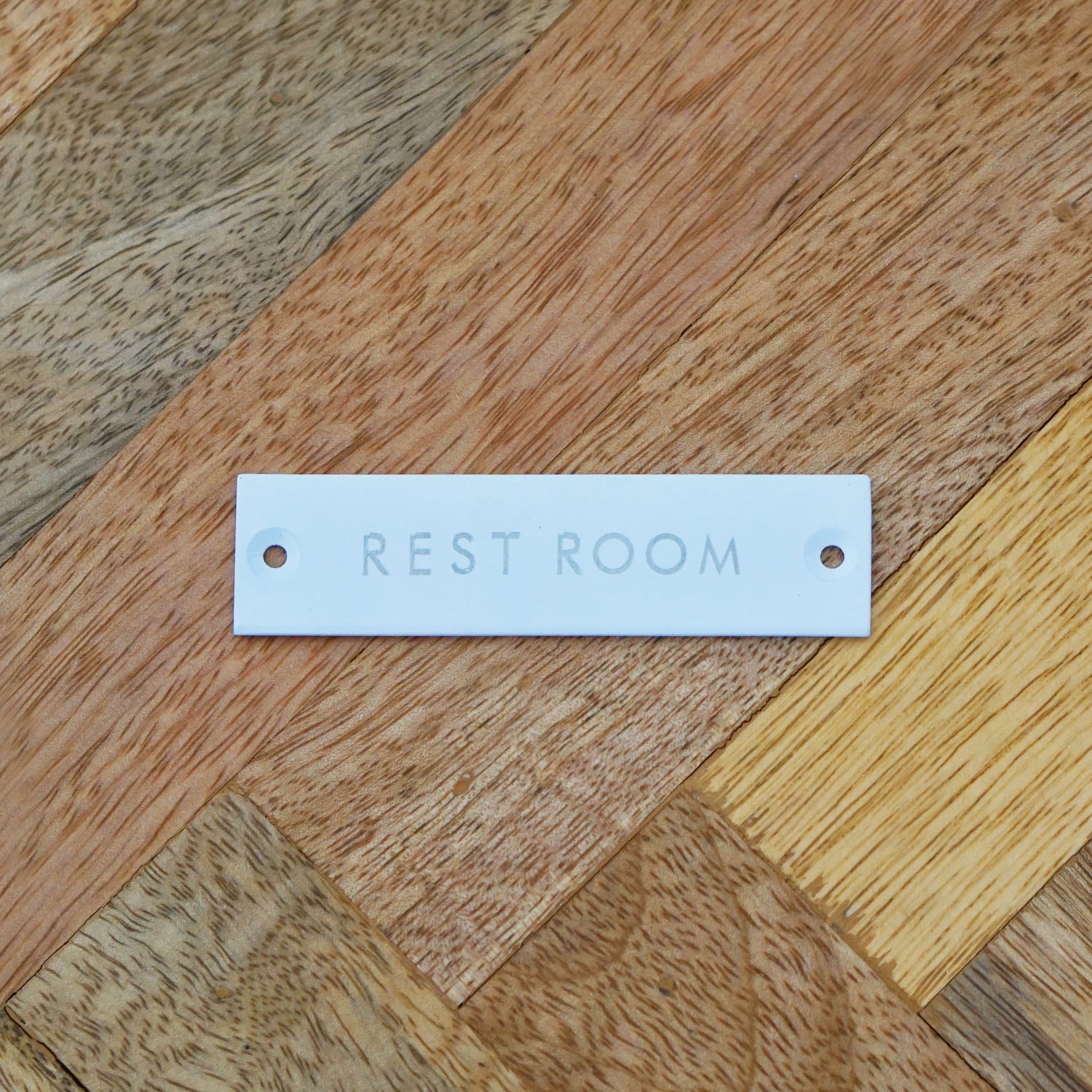 63956 サインプレート REST ROOM ホワイト