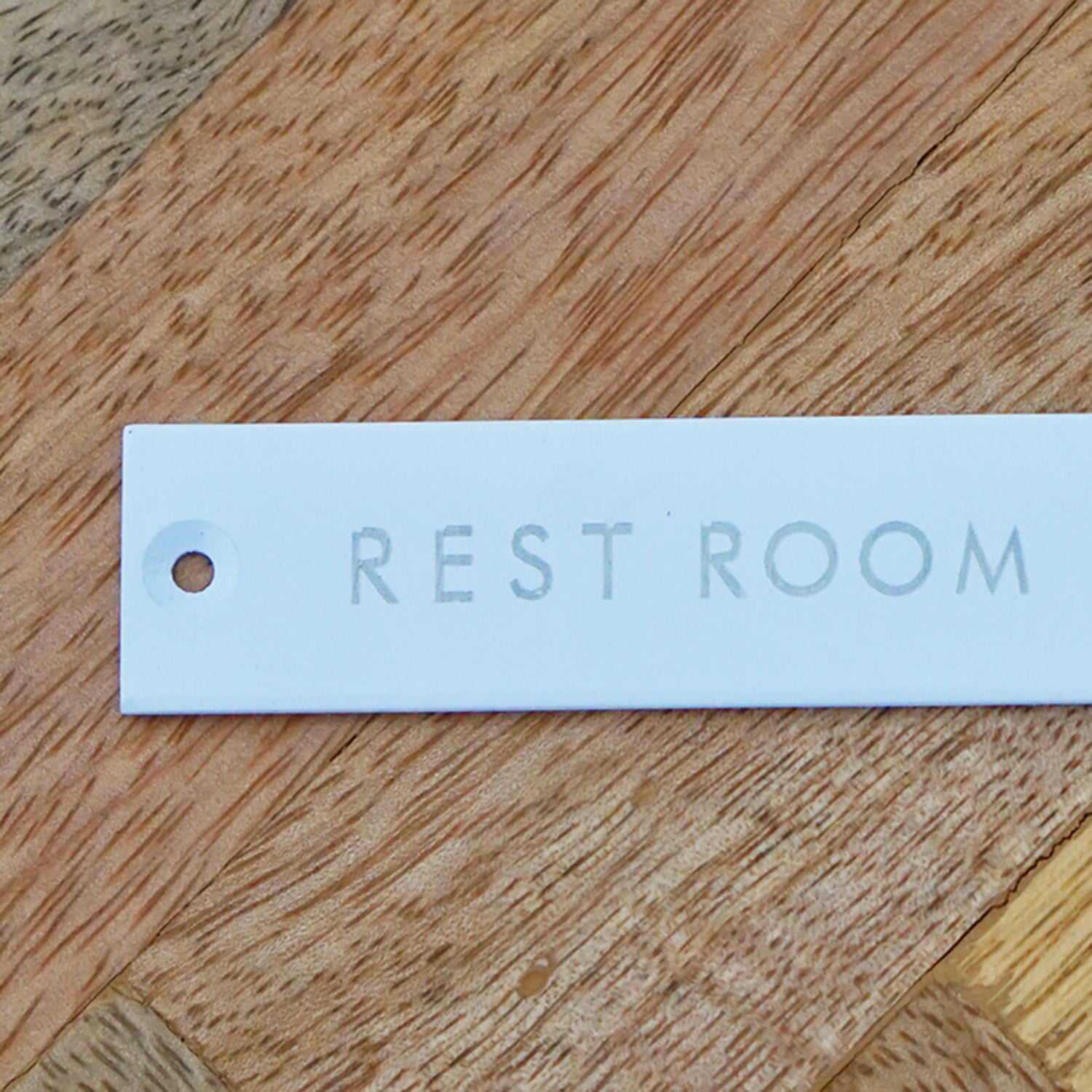 63956 サインプレート REST ROOM ホワイト