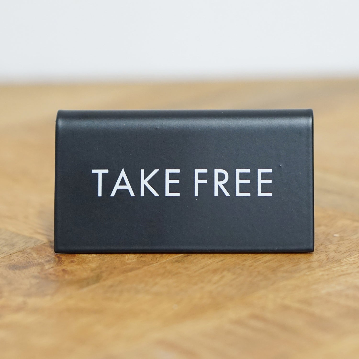 64037 スタンドサイン TAKE FREE ブラック